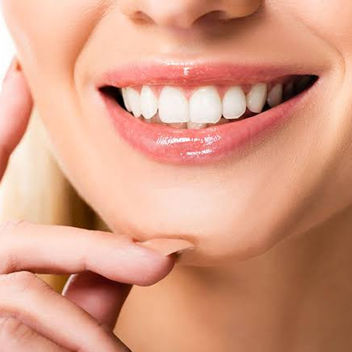 Eerste consult en behandelplan - Orthodontie Hoogvliet Een close-up van een stralende glimlach met rechte tanden tijdens het eerste consult bij Orthodontie Hoogvliet.