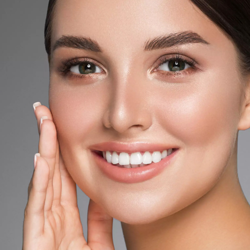 Duur van een beugelbehandeling - Orthodontie Hoogvliet Een close-up van het gezicht van een jonge vrouw met een perfect rechte, witte glimlach na haar behandeling bij Orthodontie Hoogvliet.