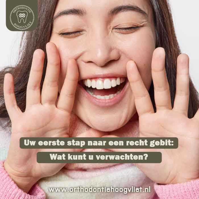 Een vrolijke vrouw die lacht met de tekst: Uw eerste stap naar een recht gebit: Wat kunt u verwachten? bij Orthodontie Hoogvliet.