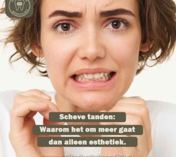 Een bezorgde vrouw die haar tanden laat zien met de tekst: Scheve tanden: Waarom het om meer gaat dan alleen esthetiek. bij Orthodontie Hoogvliet.